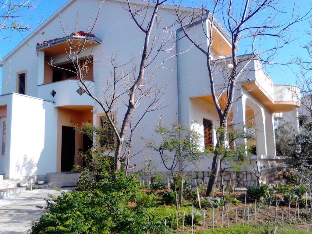 Apartments Kresimir Beauty With Shadow Trees And Parking Place Pag Town Room photo