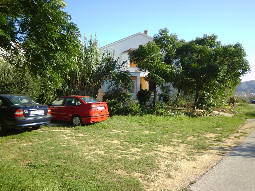 Apartments Kresimir Beauty With Shadow Trees And Parking Place Pag Town Exterior photo