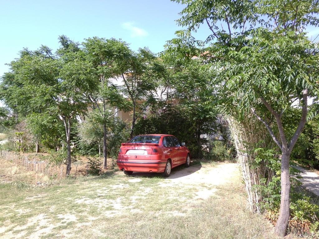 Apartments Kresimir Beauty With Shadow Trees And Parking Place Pag Town Room photo